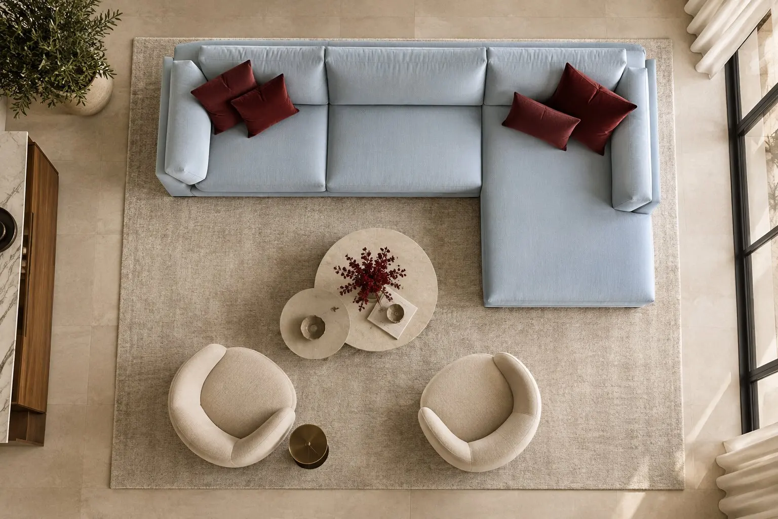 Wohnzimmer von oben: großer Teppich unter Sofa, Couchtischen und zwei Sesseln